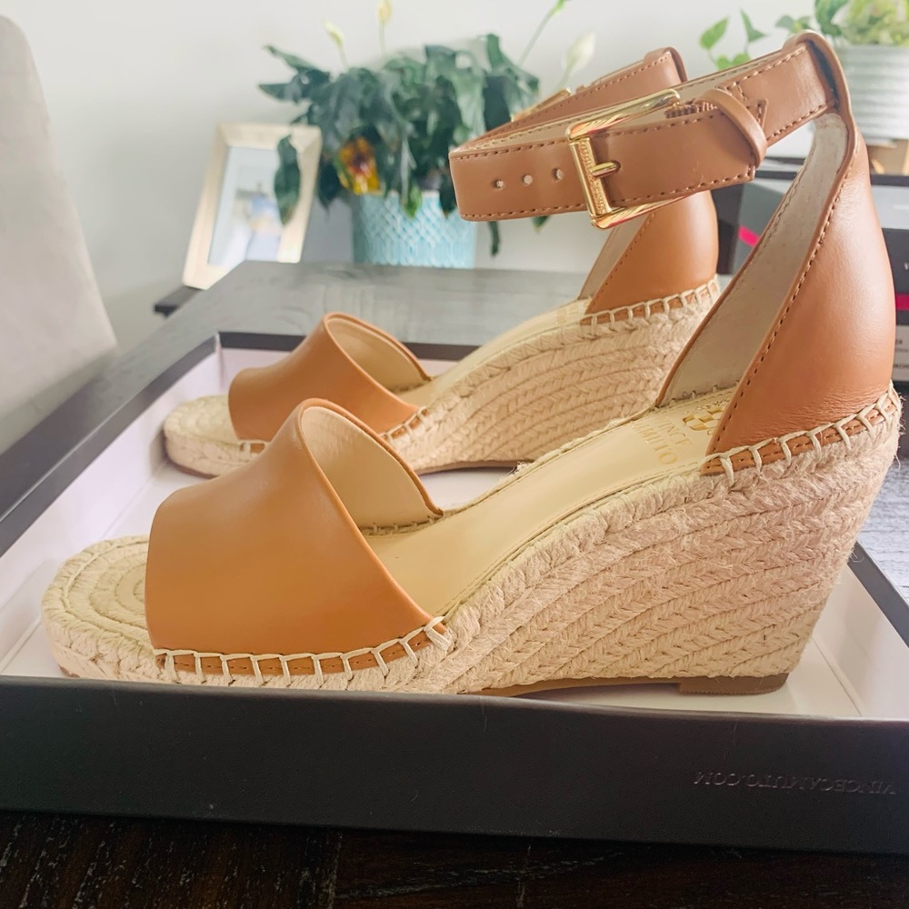 Vince Camuto Women’s Maaza Wedge Sandal- sz 8, Tan